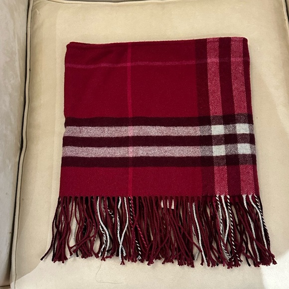 BURBERRY Large Giant Checker Pullover Scarf - Picture 2 of 5